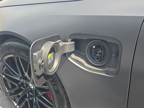 Used 2025 BMW M5 w/ Carbon Package AWD/4WD image 9