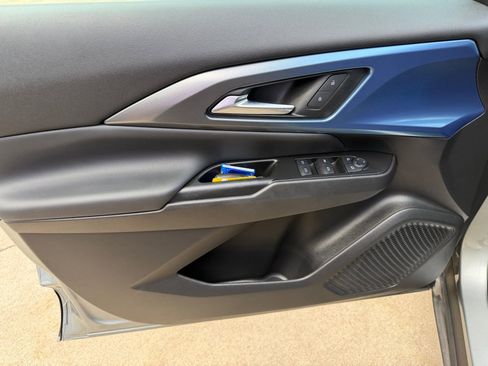 Used 2025 Chevrolet Equinox EV LT w/ Convenience Package image 9