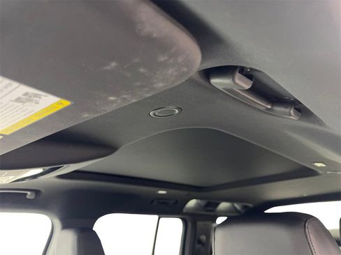 Used 2025 Land Rover Defender 110 S image 70