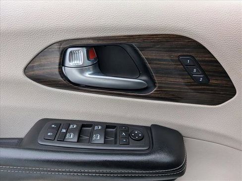 Used 2022 Chrysler Pacifica Limited image 13