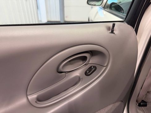 Used 1997 Ford Taurus SHO FWD image 30