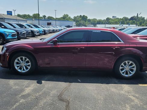 Used 2018 Chrysler 300 Touring RWD image 3
