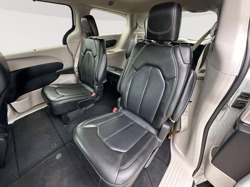 Used 2023 Chrysler Pacifica Touring-L FWD image 23