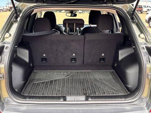 Used 2021 Jeep Cherokee Latitude w/ Mopar Interior Package AWD/4WD image 26