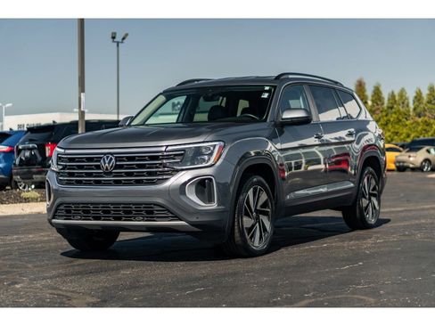 Used 2024 Volkswagen Atlas SE image 2