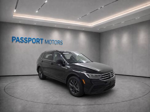 Used 2023 Volkswagen Tiguan SE w/ Panoramic Sunroof Package FWD image 1