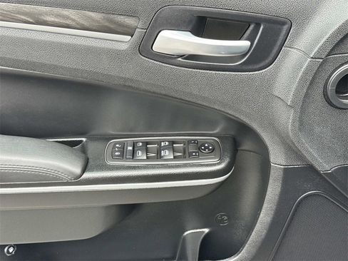 Used 2022 Chrysler 300 Touring w/ Sport Appearance Package image 35