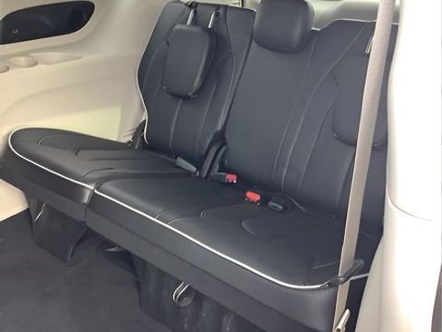 Certified 2024 Chrysler Pacifica Limited image 21