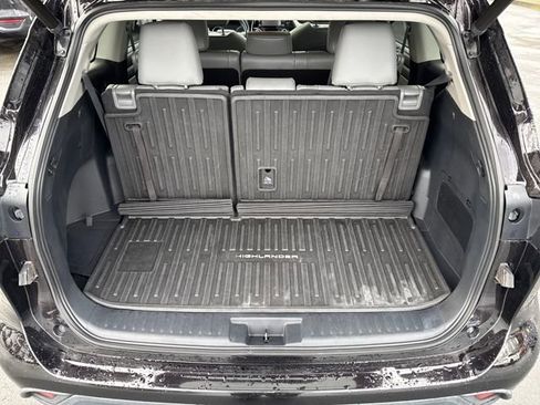 Used 2022 Toyota Highlander XLE image 16