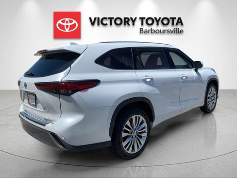 Used 2023 Toyota Highlander Platinum FWD image 7