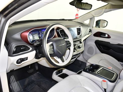 Used 2017 Chrysler Pacifica Limited FWD image 36