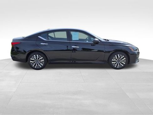 Used 2025 Nissan Altima 2.5 SV FWD image 9