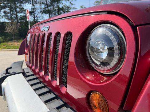 Used 2012 Jeep Wrangler Unlimited Sahara AWD/4WD image 10