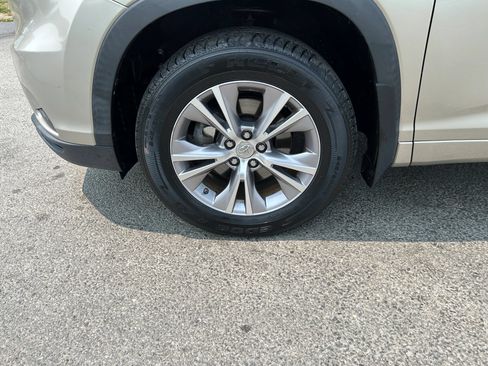 Used 2014 Toyota Highlander XLE AWD/4WD image 25