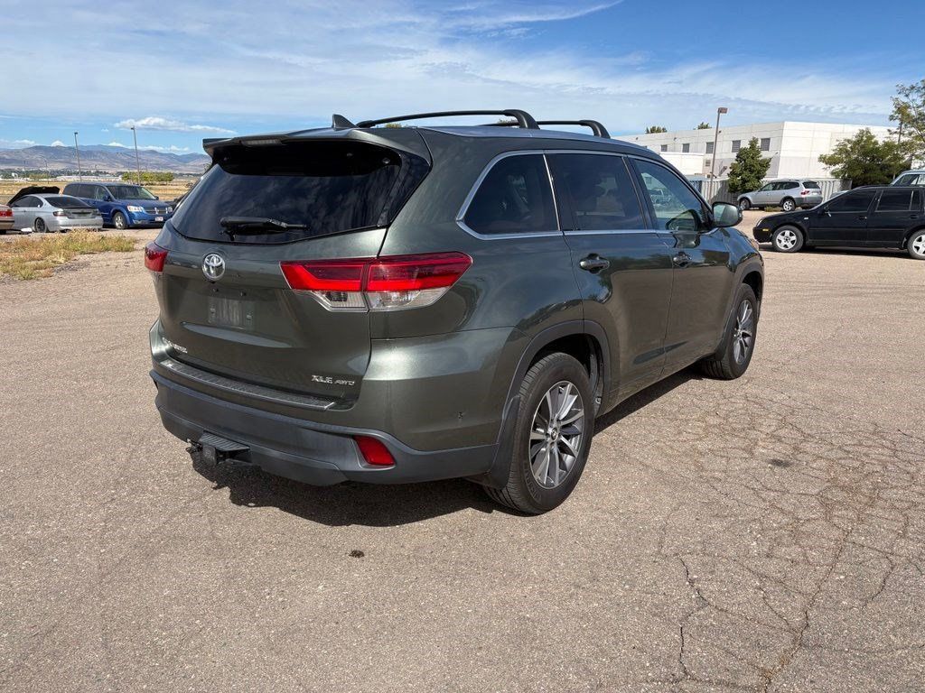 Used 2017 Toyota Highlander XLE AWD/4WD image 5