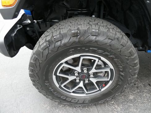 Used 2024 Jeep Wrangler Unlimited Rubicon w/ Technology Group image 10