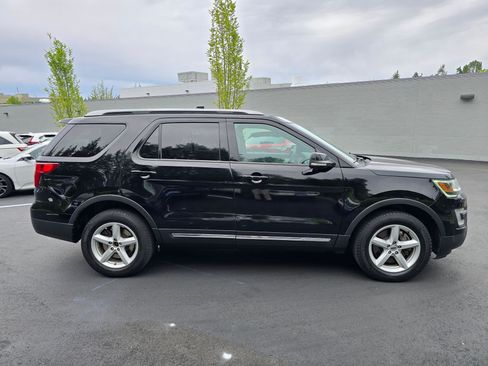 Used 2017 Ford Explorer XLT w/ Equipment Group 202A AWD/4WD image 8