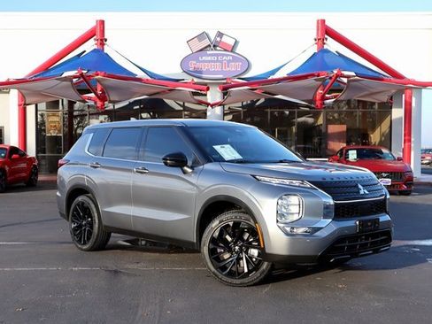 Used 2024 Mitsubishi Outlander SE Black Edition image 1