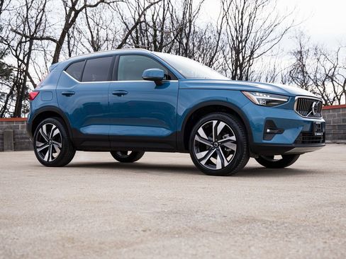 Certified 2025 Volvo XC40 B5 Ultra w/ Climate Package image 7