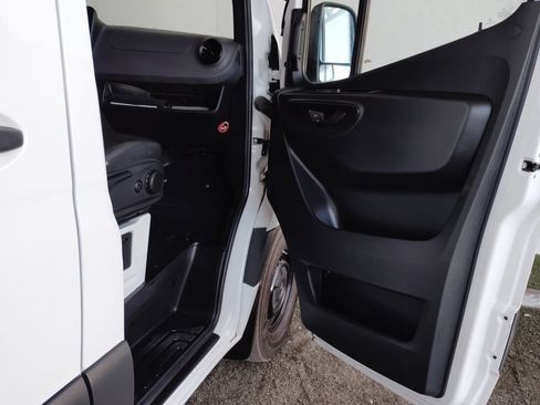 Used 2024 Mercedes-Benz Sprinter 2500 image 9