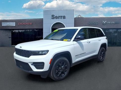 Used 2024 Jeep Grand Cherokee Altitude AWD/4WD image 3