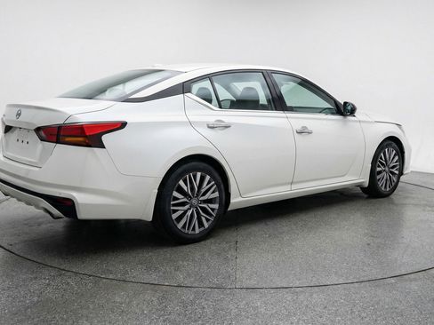 Used 2025 Nissan Altima 2.5 SV FWD image 9