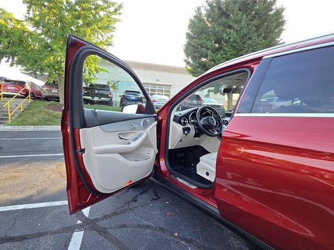 Used 2017 Mercedes-Benz GLC 300 4MATIC image 46