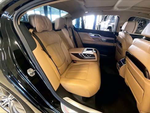 Used 2022 BMW 740i 740i w/ Luxury Rear Seating Package image 19