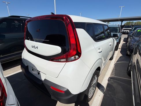Certified 2022 Kia Soul LX FWD image 3