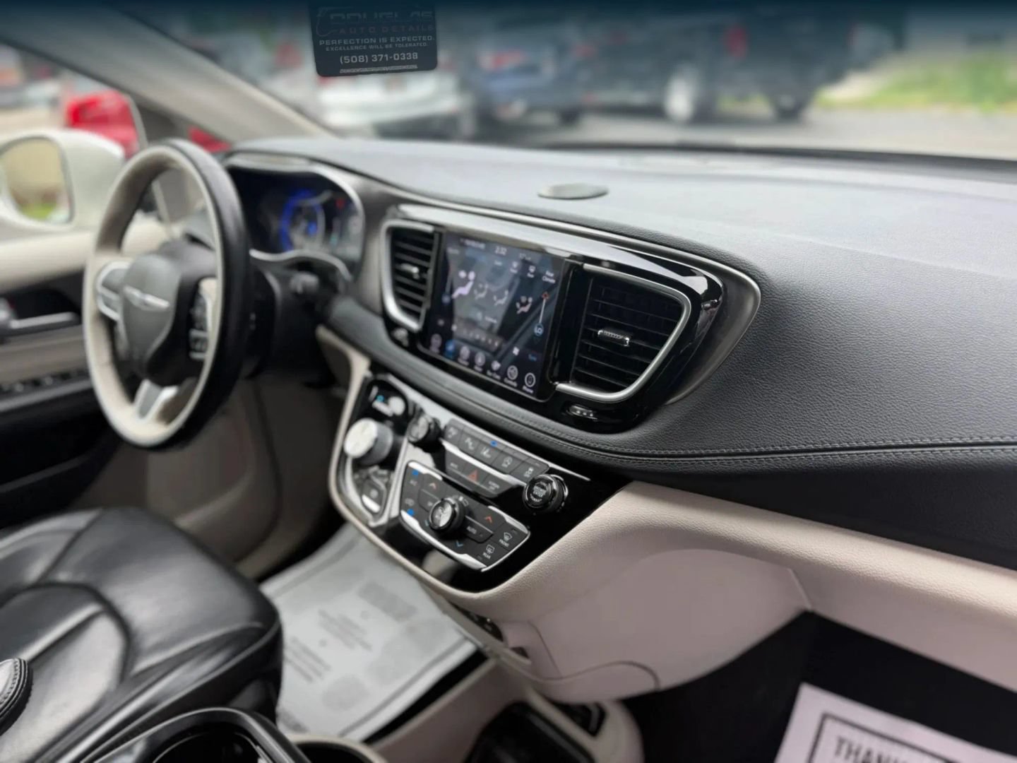 Used 2019 Chrysler Pacifica Limited w/ Tire & Wheel Group FWD image 16