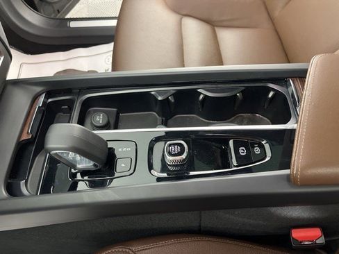 Used 2023 Volvo XC60 B5 Plus w/ Protection Package Premier image 23