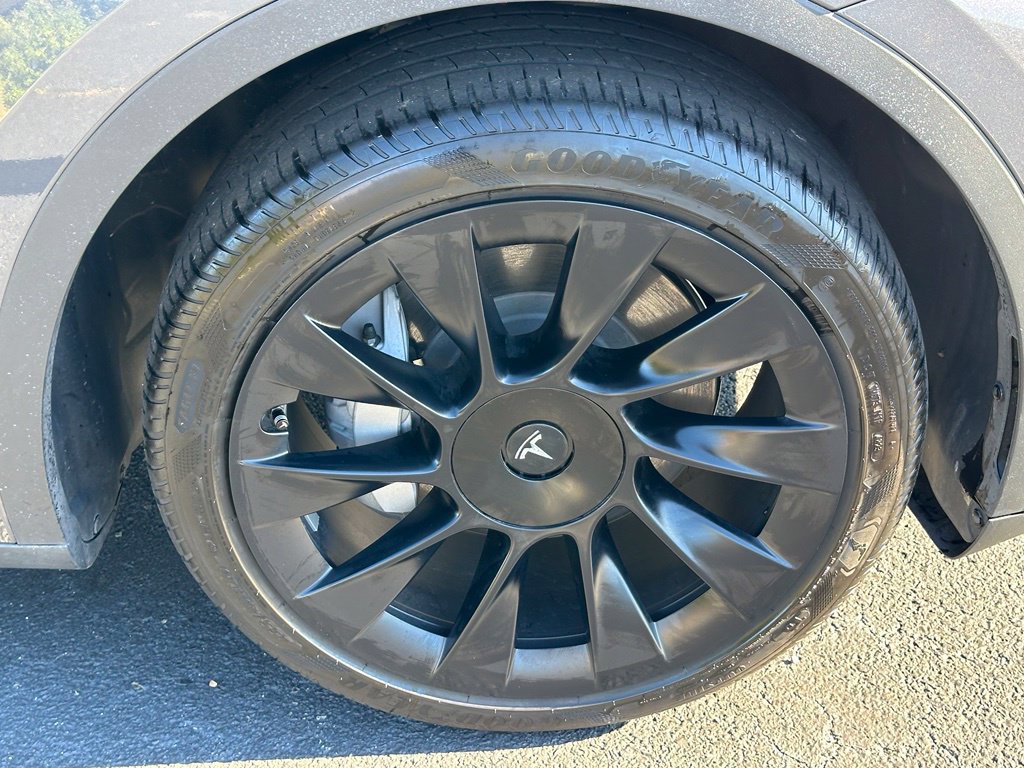 Used 2023 Tesla Model Y 2WD image 32
