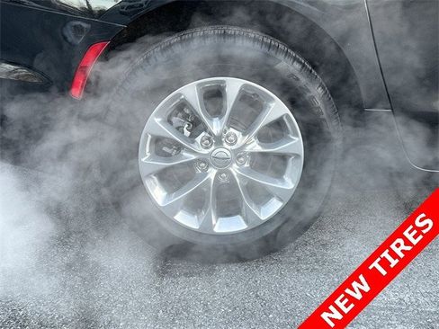 Certified 2022 Chrysler Pacifica Touring-L image 12