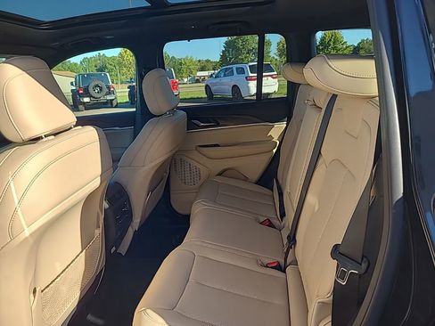 New 2025 Jeep Grand Cherokee Limited w/ Luxury Tech Group II AWD/4WD image 15