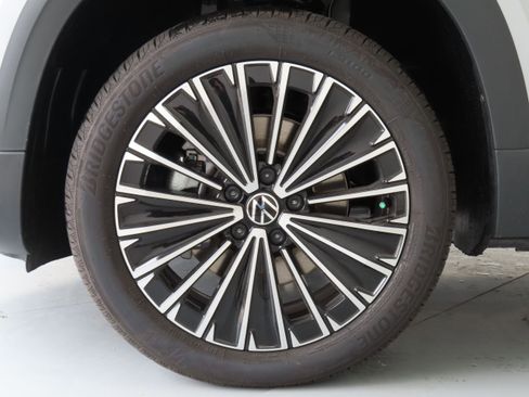 New 2025 Volkswagen Taos SE image 28