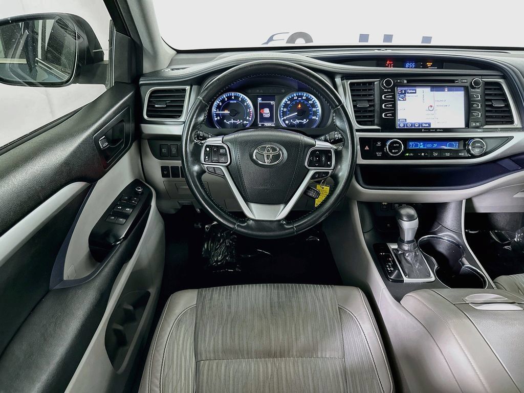 Used 2017 Toyota Highlander Plus FWD image 25