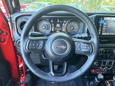 Used 2025 Jeep Wrangler Unlimited Rubicon w/ Convenience Group AWD/4WD image 16