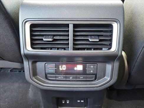 Used 2025 Volkswagen Atlas SE FWD image 16