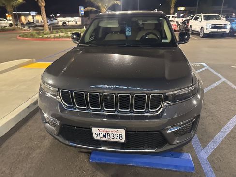 Used 2022 Jeep Grand Cherokee Limited w/ Luxury Tech Group II image 3