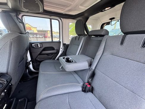 Certified 2025 Jeep Wrangler Unlimited Sahara w/ Safety Group AWD/4WD image 16