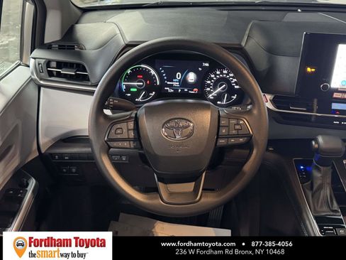 Used 2025 Toyota Sienna LE image 13