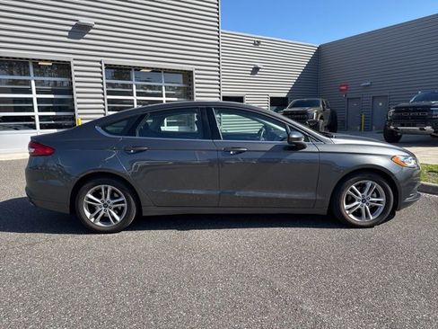 Used 2018 Ford Fusion SE w/ Fusion SE Technology Package image 2