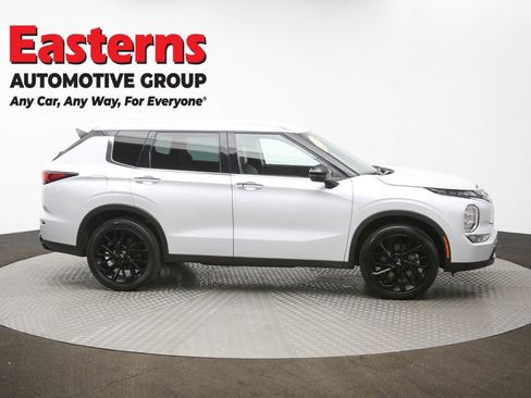 Used 2023 Mitsubishi Outlander SE image 46