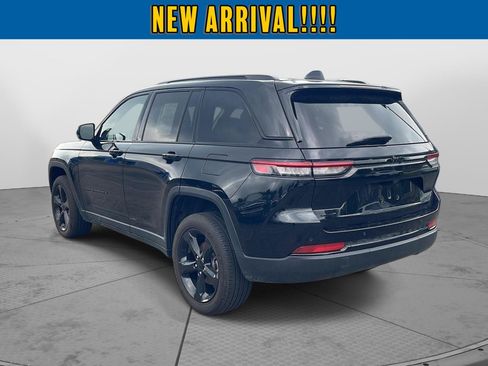 Used 2023 Jeep Grand Cherokee Altitude AWD/4WD image 3
