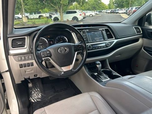 Used 2018 Toyota Highlander Limited AWD/4WD image 12
