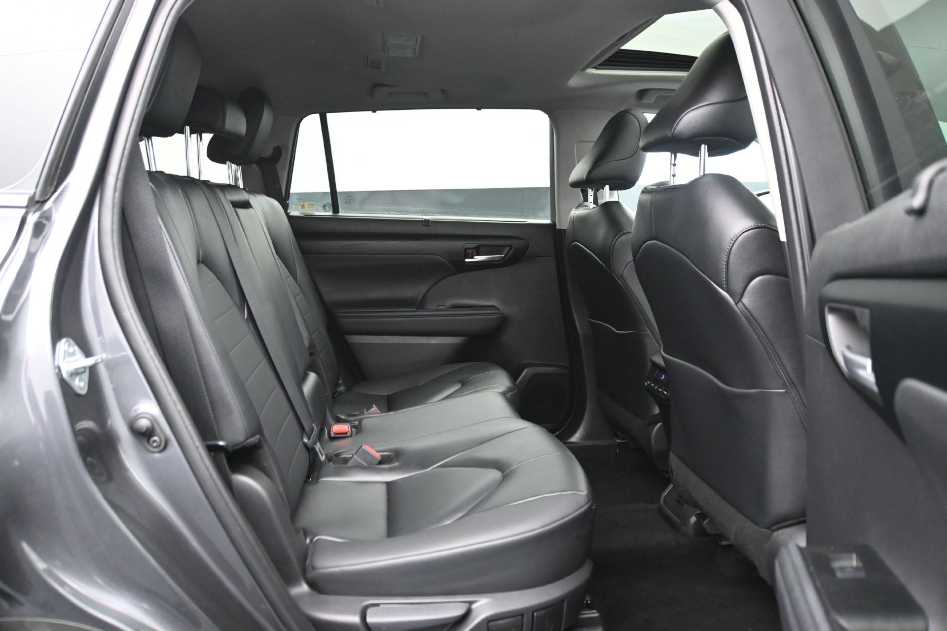 Used 2025 Toyota Highlander XLE AWD/4WD image 14