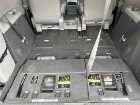 Used 2018 Toyota Sienna XLE w/ XLE Navigation Package FWD image 25