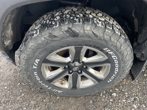 Used 2017 Toyota Tacoma Limited image 11