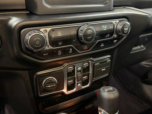 Used 2021 Jeep Wrangler Unlimited Sahara AWD/4WD image 33