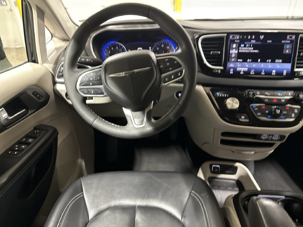 Used 2024 Chrysler Pacifica Touring-L FWD image 11